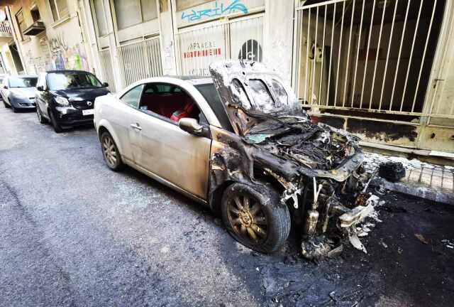 Τρεις νέοι εμπρησμοί σταθμευμένων αυτοκινήτων κόντα στο κέντρο της Αθήνας - Φωτογραφίες