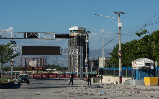 Θρίλερ στην Aϊτή: Συμμορίες απειλούν με εμφύλιο κι επιτίθενται σε αεροδρόμιο για να μη... γυρίσει ο πρωθυπουργός