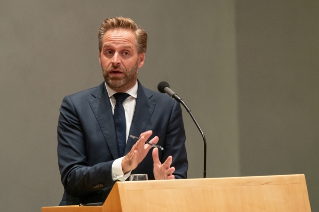 Ολλανδία: «Λάθος» που θα διορθωθεί η πρόταση για αντικατάσταση της λέξης «μητέρα» στο μητρώο πολιτών, λέει υπουργός