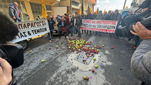 Λάρισα: Αγρότες σκόρπιζαν τελάρα με μήλα και κάστανα έξω από τον ΕΛΓΑ – Δείτε βίντεο