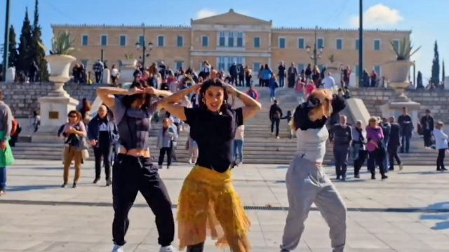 Μαρίνα Σάττι: Ξετρελαμένοι οι Eurofans με τα πλάνα του βιντεοκλίπ της - «Πρέπει οπωσδήποτε να πάμε Ελλάδα διακοπές»