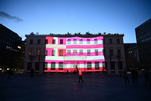 Δίχασε το Twitter η ροζ σημαία της Λαλέ που έβαλε ο Δούκας στο δημαρχείο Αθηνών