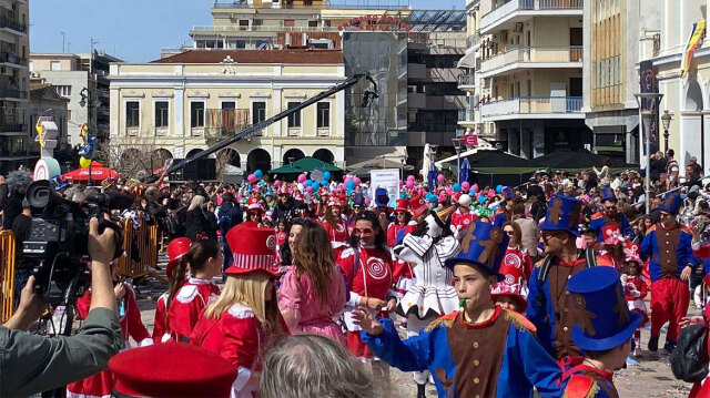 Περίπου 20.000 μικροί καρναβαλιστές παρέλασαν σήμερα με τις πολύχρωμες στολές τους στην Πάτρα