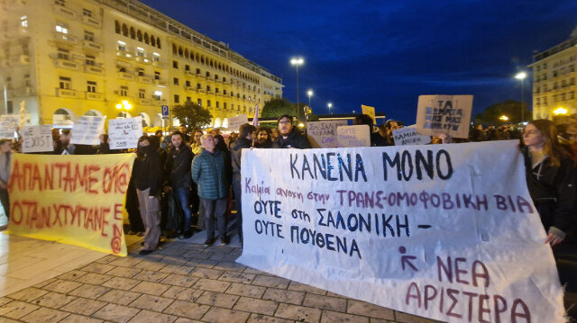 Θεσσαλονίκη: Κουκουλοφόροι προπηλάκισαν τον Κασσελάκη και έκαναν επεισόδια στη συγκέντρωση για την επίθεση στους τρανς