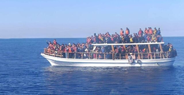 Σκάφος με 37 μετανάστες ανοιχτά της Γαύδου