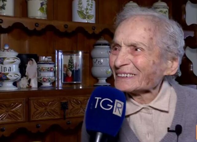 Ιταλία: Γυναίκα 104 ετών πιάστηκε να οδηγεί χωρίς δίπλωμα και ασφάλεια - «Θα αγοράσω βέσπα ή σκούτερ»