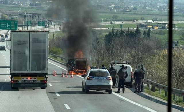 Θεσσαλονίκη: Φορτηγάκι έπιασε φωτιά εν κινήσει και κάηκε ολοσχερώς στην Εγνατία Οδό
