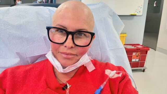 Η Νικόλ Έγκερτ μοιράστηκε την πρώτη της selfie μέσα από το νοσοκομείο μετά το ξύρισμα των μαλλιών της