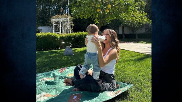 Μαρία Μενούνος: Παίζει με την κόρη της στον κήπο