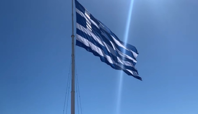 Επέτειος 25ης Μαρτίου: Μια τεράστια ελληνική σημαία υψώθηκε στο λιμάνι της Χίου - Βίντεο