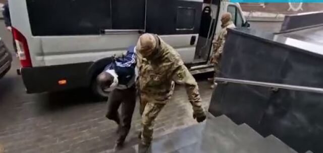 Ρωσία: Με δεμένα μάτια οδηγούνται για ανάκριση οι συλληφθέντες για την τρομοκρατική επίθεση στη Μόσχα