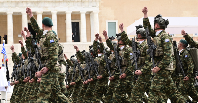 25η Μαρτίου: Η μεγάλη στρατιωτική παρέλαση μέσα σε 15 εντυπωσιακές φωτογραφίες
