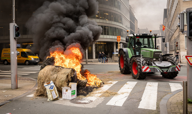 Βρυξέλλες: Νέα επεισόδια από τους αγρότες έξω από την Κομισιόν - Πετούν τα προϊόντα τους και ανάβουν φωτιές