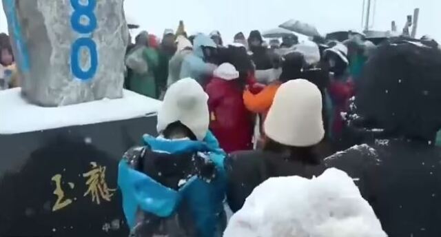 Κίνα: Τουρίστες έστησαν καβγά με μπουνιές σε υψόμετρο 4.500 μέτρων για μια selfie