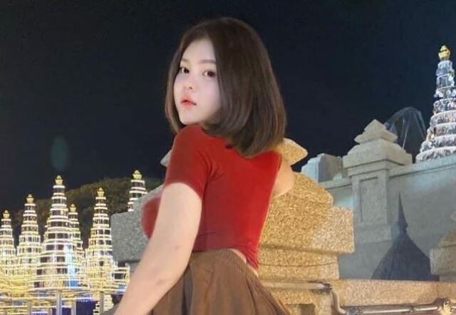 Ταϊλάνδη: Μοντέλο κινδυνεύει με 5 χρόνια φυλακή για φωτογραφίες της με σηκωμένη φούστα μπροστά σε βασιλικό άγαλμα