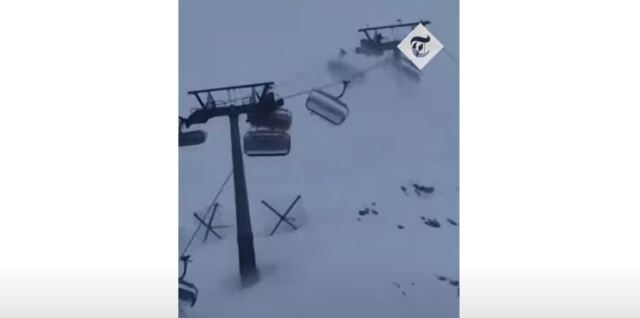 Στιγμές τρόμου σε χιονοδρομικό της Ιταλίας - Τα λιφτ κοντεύουν να αναποδογυρίσουν από τους θυελλώδεις ανέμους, βίντεο