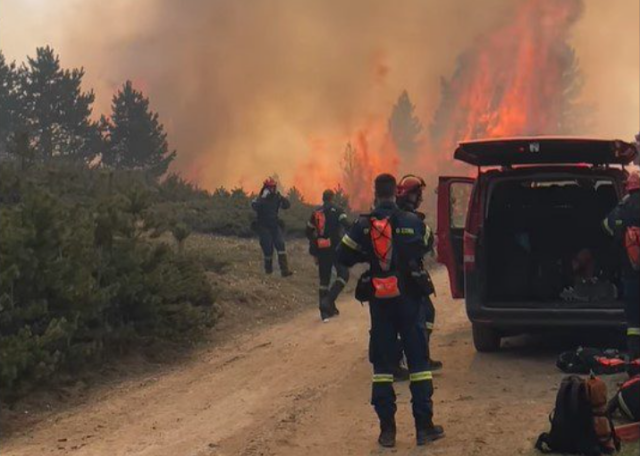 Κατερίνη: Μαίνεται η φωτιά στα Πιέρια Όρη - Σηκώθηκαν τρία ελικόπτερα