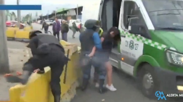 Χιλή: Κρατούμενη πήρε το όπλο αστυνομικού και άρχισε να πυροβολεί σε ζωντανή μετάδοση - Τρεις τραυματίες