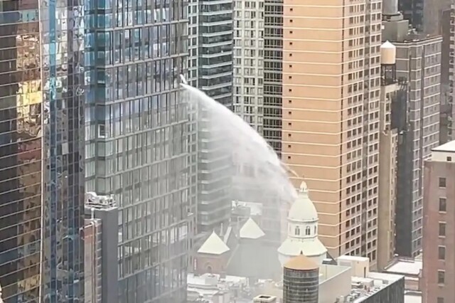 Δείτε βίντεο και φωτογραφίες: Τεράστια διαρροή νερού από ουρανοξύστη στη Νέα Υόρκη