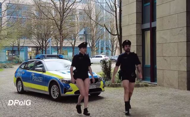 Βαυαρία: Αστυνομικοί διαμαρτύρονται για την έλλειψη στολών με βίντεο που τους δείχνει... χωρίς παντελόνια