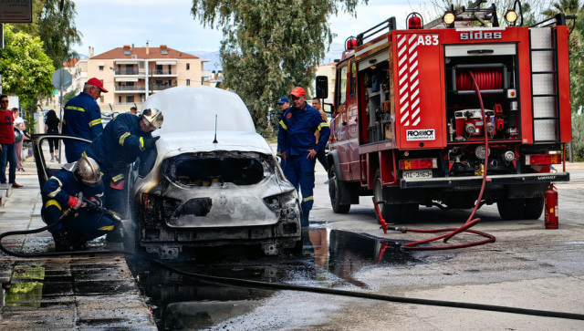 Ναύπλιο: Φωτιά σε αυτοκίνητο μετά από έκρηξη – Δείτε βίντεο, φωτογραφίες