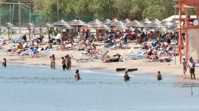 Καιρός: Στις παραλίες της Αττικής ξεχύθηκε κόσμος λόγω των υψηλών θερμοκρασιών - 30άρια και την Κυριακή