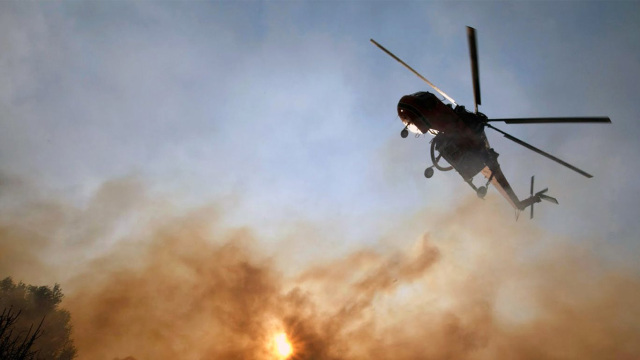 Χανιά: Πυροσβεστικό ελικόπτερο ρίχτηκε στην κατάσβεση της πυρκαγιάς κοντά στο φαράγγι της Σαμαριάς