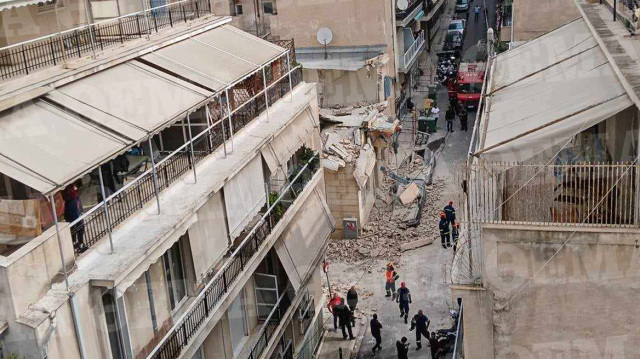 Πειραιάς: Κατέρρευσε τμήμα κτηρίου στο Πασαλιμάνι - Τρεις ελαφρά τραυματίες