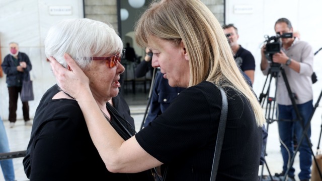 Γιάννης Φέρτης: Η αγκαλιά της Μαρίνας Ψάλτη στην Ξένιας Καλογεροπούλου στην κηδεία του