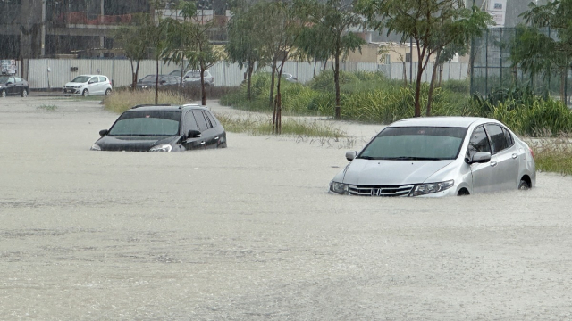 Μόνο τα Tesla άντεξαν στις πλημμύρες στο Ντουμπάι - Δείτε το video