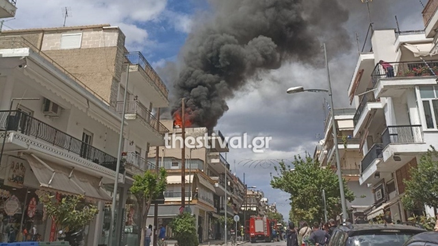 Θεσσαλονίκη: Ολοσχερώς κάηκε το δώμα από τη μεγάλη φωτιά σε πολυκατοικία