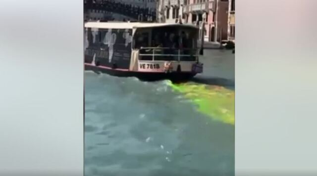 Βενετία: Πράσινο και κόκκινο έβαψαν και πάλι το Μεγάλο Κανάλι ακτιβιστές περιβαλλοντικού κινήματος