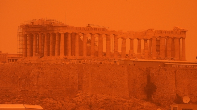 Καιρός - Κολυδάς για αφρικανική σκόνη: Είναι το εντονότερο γεγονός που έχει καταγραφεί στην Αθήνα - Πώς δημιουργήθηκε το απόκοσμο χρώμα