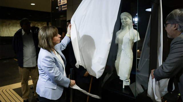Χιλή: Η ΠτΔ στα αποκαλυπτήρια αντιγράφου αγάλματος Κόρης στον σταθμό μετρό Grecia στο Σαντιάγο