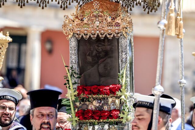 Κέρκυρα: Πλήθος κόσμου στη λιτανεία του σκηνώματος του Άγιου Σπυρίδωνα