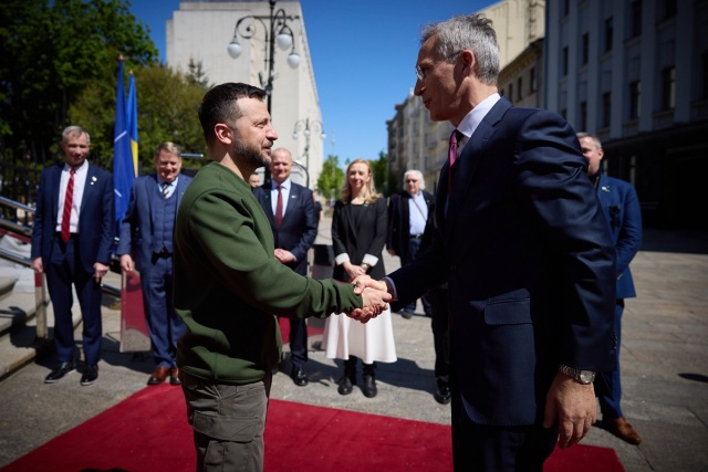 Πόλεμος στην Ουκρανία: Ο Ζελένσκι καλεί τις ΗΠΑ να επισπεύσουν τις παραδόσεις όπλων, καθώς  οι Ρώσοι προωθούνται