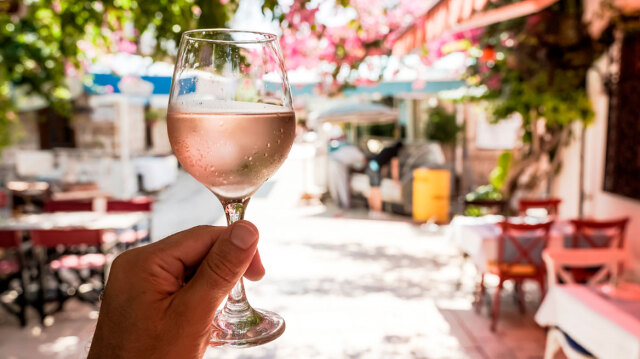 Αφιέρωμα: O χάρτης του ελληνικού κρασιού 2024 - Σπουδαία λευκά και ροζέ από την Κρήτη
