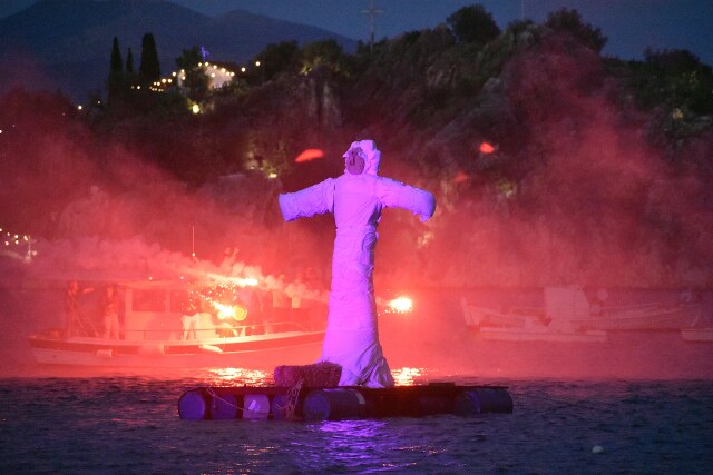 Πάσχα: Εντυπωσιακές εικόνες από το κάψιμο του Ιούδα στο Τολό Αργολίδας