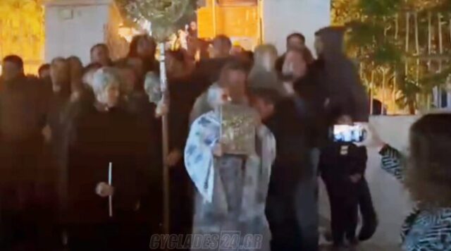 Βίντεο: Νέοι ψέλνουν χοροπηδώντας τον ύμνο της Ανάστασης στην Απείρανθο της Νάξου