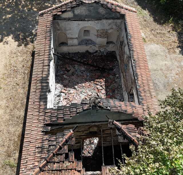 Καταστράφηκε από πυρκαγιά ιστορικός ναός στη Χαλκιδική - Δείτε φωτογραφίες