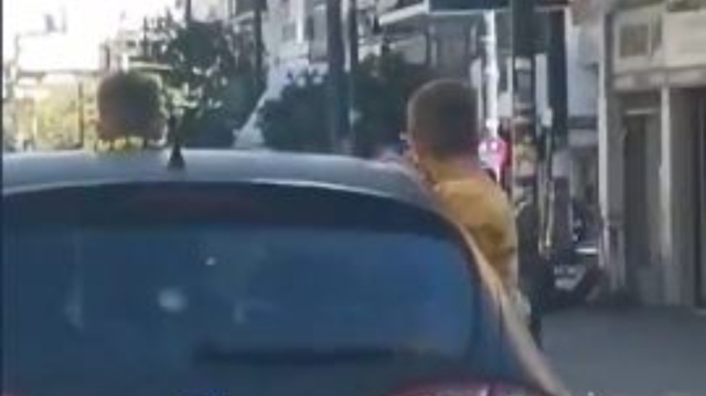 Πέτρου Ράλλη: Άφησε τα παιδιά του να «κρέμονται» από τα παράθυρα αυτοκινήτου - Δείτε βίντεο
