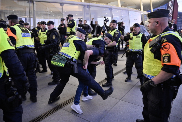 Eurovision: Συγκρούσεις μεταξύ αστυνομίας και φιλοπαλαιστίνιων διαδηλωτών έξω από τον χώρο διεξαγωγής του τελικού image