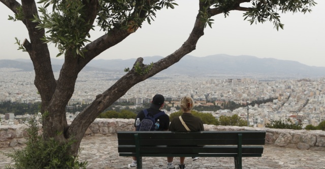 Καιρός σήμερα: Παραμένει η αφρικανική σκόνη - Θα αγγίξει τους 30 βαθμούς Κελσίου η θερμοκρασία image