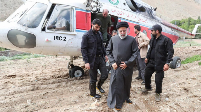 Για αναγκαστική προσγείωση του ελικοπτέρου που επέβαινε ο πρόεδρος του Ιράν Εμπραχίμ Ραΐσι, λόγω ομίχλης, κάνει λόγο η Τεχεράνη
