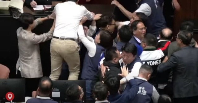 Ταϊβάν: Άγριο ξύλο στη βουλή μεταξύ βουλευτών - Βίντεο