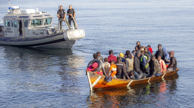 Τέσσερα πτώματα εντοπίζονται ανοικτά της Τυνησίας, τουλάχιστον 23 μετανάστες αγνoούνται