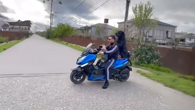 Εβαλε σκύλο και παιδί συνοδηγούς στην μοτοσικλέτα και ποζάρει… (Video)