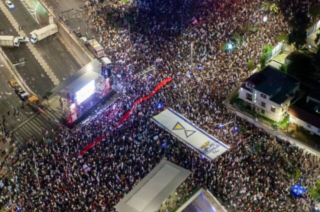 Χιλιάδες Ισραηλινοί διαδηλώνουν ζητώντας την επιστροφή των ομήρων από τη Λωρίδα της Γάζας