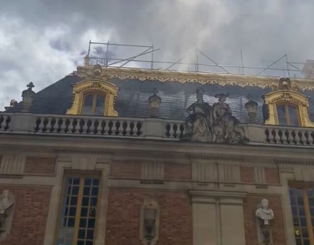 Γαλλία: Εκκενώθηκε λόγω πυρκαγιάς το Ανάκτορο των Βερσαλλιών – Δείτε βίντεο
