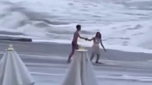 Ρωσία: Η στιγμή που κύματα παρασύρουν 20χρονη σε παραλία στο Σότσι - Δεν την έχουν βρει